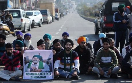 کشاورزان معترض، بزرگراه‌های ۲۵ ایالت هند را مسدودکردند