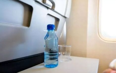 مهماندار ایتالیایی دلیل پخش بی‌سروصدای آب در هواپیماها را فاش کرد