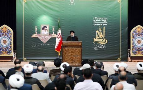 امام خمینی (ره) باور داشت راه رسیدن به خداوند از میان خلق می‌گذرد