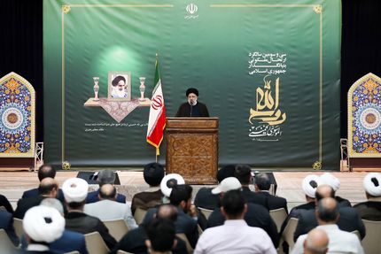 امام خمینی (ره) باور داشت راه رسیدن به خداوند از میان خلق می‌گذرد