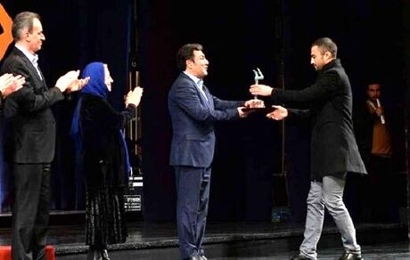 احترام نظامی امیر جدیدی روی صحنه تئاتر فجر/ عکس
