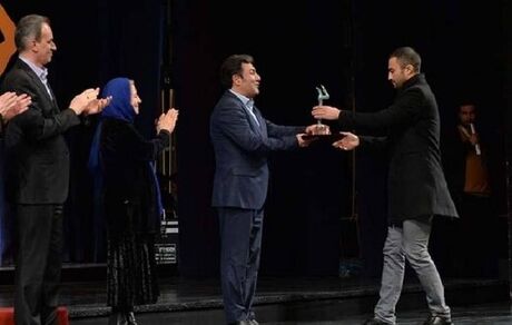 احترام نظامی امیر جدیدی روی صحنه تئاتر فجر/ عکس