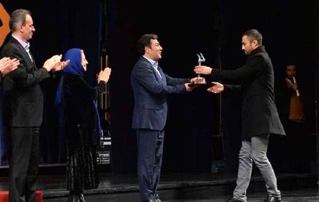 احترام نظامی امیر جدیدی روی صحنه تئاتر فجر/ عکس