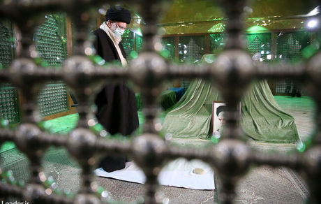 رهبر انقلاب اسلامی در مرقد امام خمینی(ره) و گلزار شهدا حضور یافتند