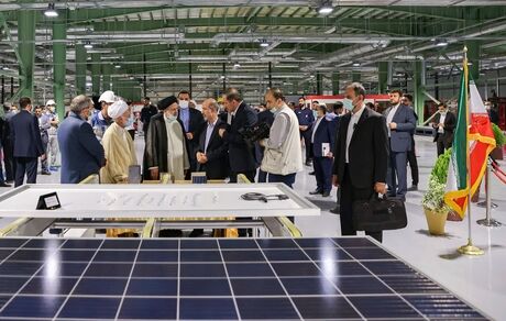 رئیس جمهور بزرگترین خط تولید پنل‌های خورشیدی کشور در خمین را افتتاح کرد