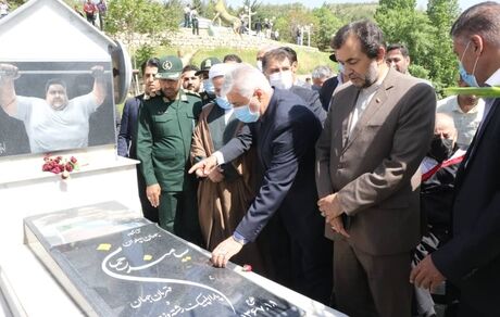 حضور وزیر ورزش و جوانان در مزار قوی‌ترین وزنه‌بردار معلول جهان