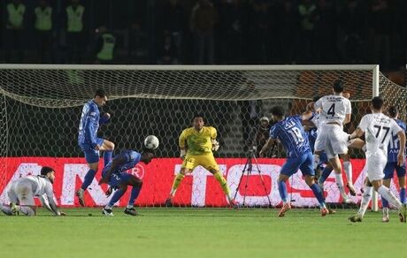 استقلال مقابل ملوان متوقف شد / بهترین فرصت برای گذر از پرسپولیس از دست رفت