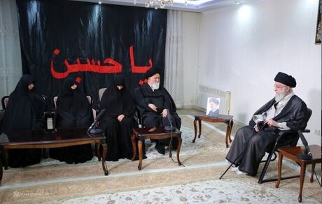 حضور رهبر معظم انقلاب در منزل خانواده رئیس جمهور شهید