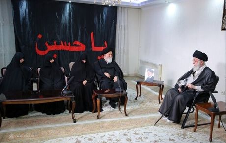 حضور رهبر معظم انقلاب در منزل خانواده رئیس جمهور شهید