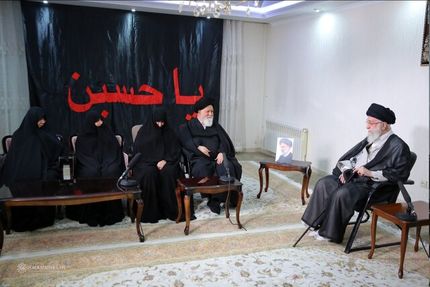 حضور رهبر معظم انقلاب در منزل خانواده رئیس جمهور شهید