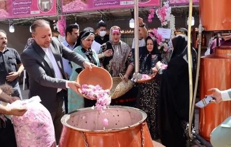 آغاز جشنواره گلابگیری و نمایشگاه صنایع دستی و سوغات در کرج
