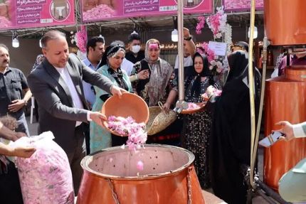آغاز جشنواره گلابگیری و نمایشگاه صنایع دستی و سوغات در کرج