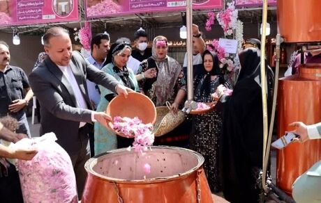 آغاز جشنواره گلابگیری و نمایشگاه صنایع دستی و سوغات در کرج