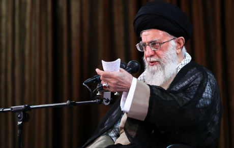 رهبر انقلاب: از جذاب‌ترین نعمِ شگفتی‌ساز خداوند، نماز است