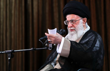 رهبر انقلاب: از جذاب‌ترین نعمِ شگفتی‌ساز خداوند، نماز است