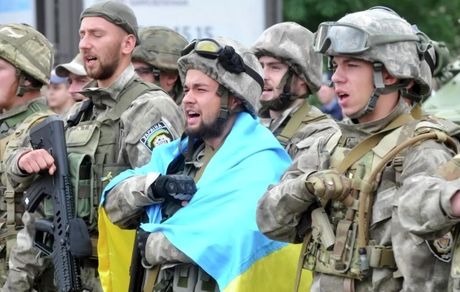 آموزش سربازان اوکراینی در انگلیس برای استفاده از تجهیزات جنگی