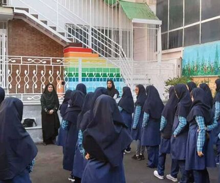 استقرار بانوان پلیس مقابل برخی مدارس دخترانه ابتدایی تهران