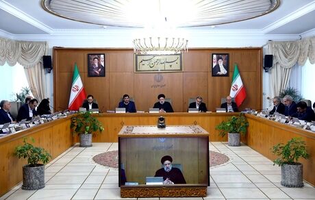 هر گونه خرید و فروش ارز خارج از مسیر و قیمت تعیین شده از سوی بانک مرکزی تخلف است