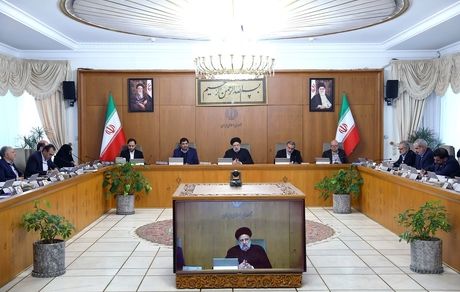 هر گونه خرید و فروش ارز خارج از مسیر و قیمت تعیین شده از سوی بانک مرکزی تخلف است