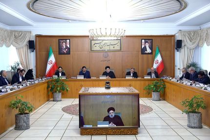 هر گونه خرید و فروش ارز خارج از مسیر و قیمت تعیین شده از سوی بانک مرکزی تخلف است