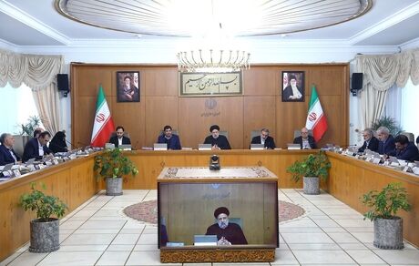 هر گونه خرید و فروش ارز خارج از مسیر و قیمت تعیین شده از سوی بانک مرکزی تخلف است