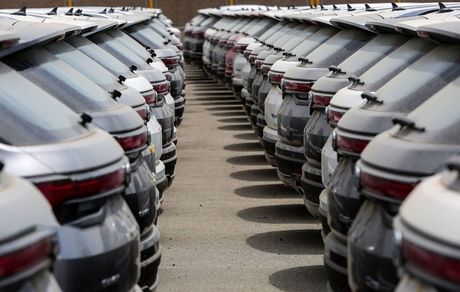 عرضه هشت خودروی وارداتی در سامانه یکپارچه فروش آغاز شد