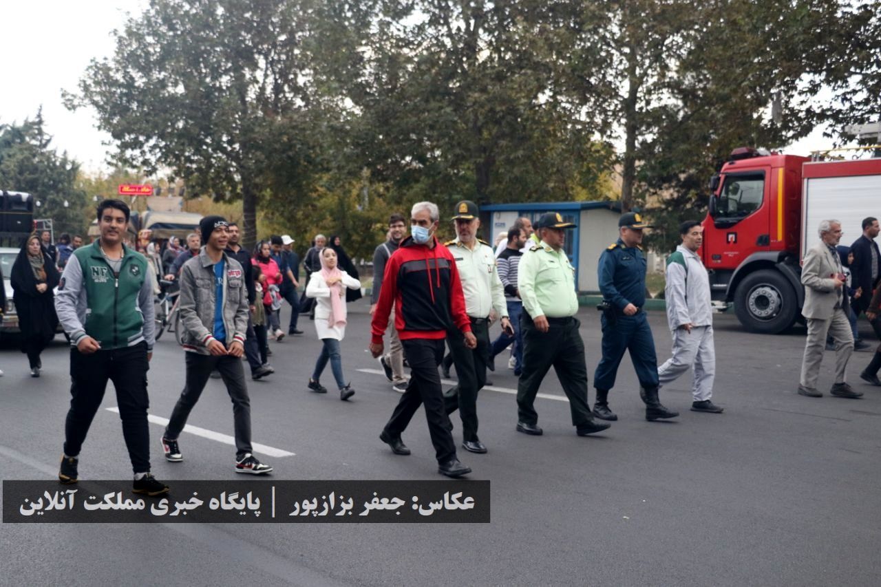 در یک هوای پاییزی، همایش پیاده‌روی خانوادگی در ارومیه برگزار شد