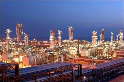 مهار آتش سوزی در یکی از واحدهای پالایشگاه شازند