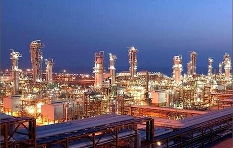 مهار آتش سوزی در یکی از واحدهای پالایشگاه شازند