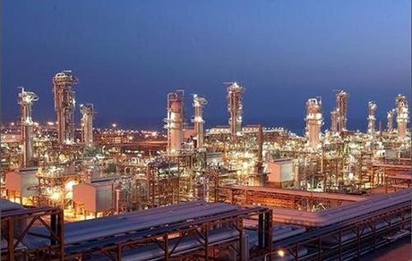 مهار آتش سوزی در یکی از واحدهای پالایشگاه شازند