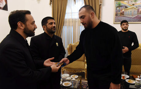 اهدای مدال طلای قهرمان کشتی جهان به موزه امام رضا(ع)