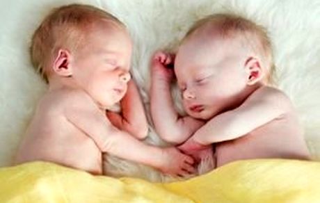 دوقلوهایی که در ۲ سال مختلف متولد شدند