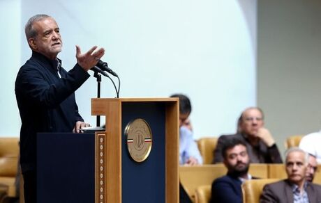 رئیس جمهور: جنگ، همیشه راه حل نیست / تلاشمان عبور با تدبیر از مشکلات است