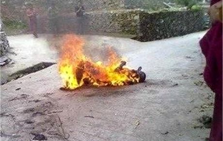 خودسوزی به خاطر یک پیمانه برنج
