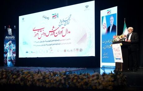 عارف: راهبرد ما باید تشویق دانش‌آموزان به ورزش کردن باشد