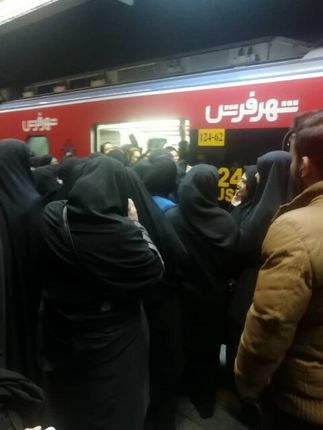 عدم توقف قطار در سه ایستگاه مترو به دلیل اتصالی سیستم برق