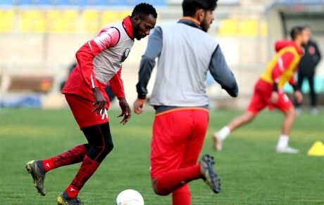 قربانی کردن گوسفند و برگزاری جشن تولد کامیابی‌نیا در تمرین پرسپولیس