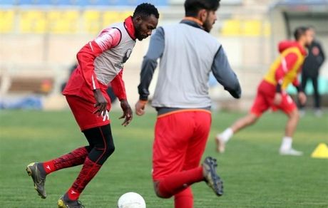 قربانی کردن گوسفند و برگزاری جشن تولد کامیابی‌نیا در تمرین پرسپولیس