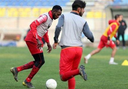 قربانی کردن گوسفند و برگزاری جشن تولد کامیابی‌نیا در تمرین پرسپولیس