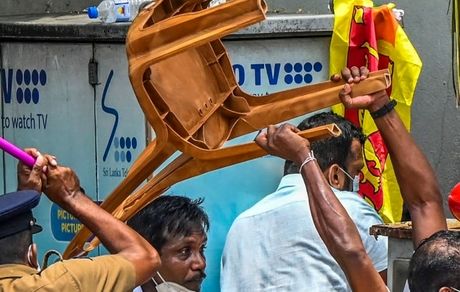 اعتراضات مردمی در سری‌لانکا / نخست وزیر استعفا داد