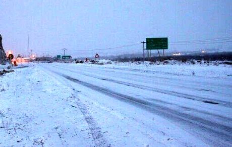 بارش سنگین برف، یک جاده را در استان قزوین بست
