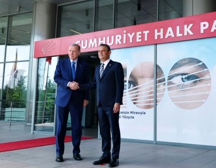 حضور  اردوغان پس از ۱۸ سال در دفتر حزب رقیب 