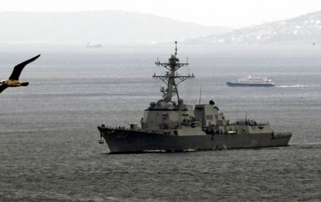 برخورد یک ناوشکن آمریکایی با شناور این کشور