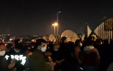 انتقاد از تجمع مقابل بیمارستان محل بستری افراد مشهور/ نگرانی افزایش دستفروشان در آستانه سال نو