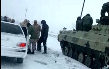 گردنه اسد آباد همدان دما منفی ۲۹ درجه و کمک ارتش با تانک + ویدئو