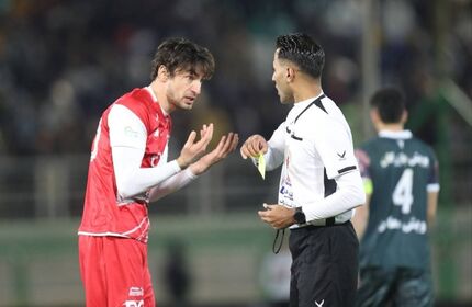 داور بازی پرسپولیس با ذوب آهن بدلیل اشتباه فاحش محروم شد