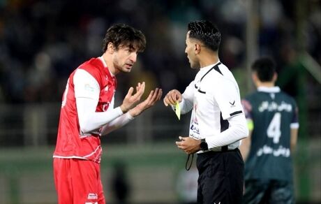 داور بازی پرسپولیس با ذوب آهن بدلیل اشتباه فاحش محروم شد