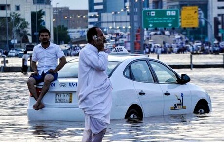 بارش سیل‌آسا، خیابان‌های عربستان را به دریا تبدیل کرد