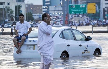 بارش سیل‌آسا، خیابان‌های عربستان را به دریا تبدیل کرد