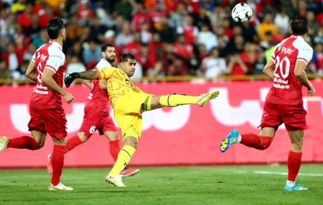 پرسپولیس به کمک داور برد و صدرنشین شد + تصویر اشتباه وحشتناک داور